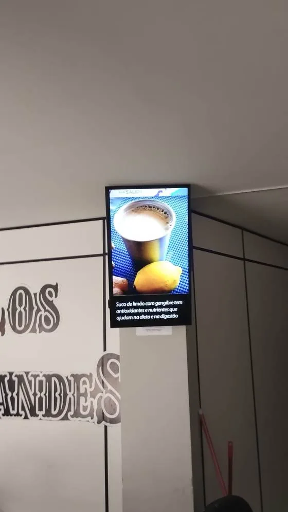 Tela da Mídia27 instalada em barbearia parceira