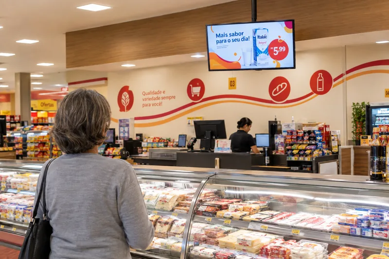 Tela da Mídia27 instalada em mercado parceiro