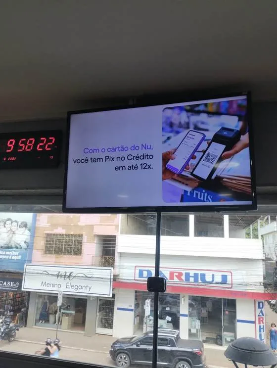 Tela da Mídia27 instalada em vitrine de rua